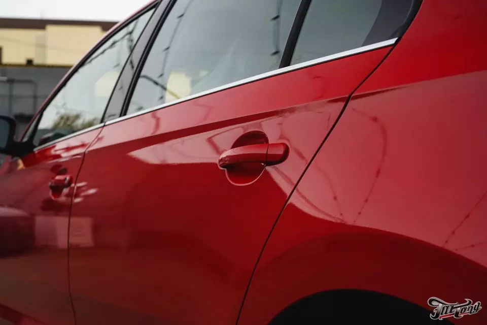 VW Polo. Оклейка кузова в красный глянец!